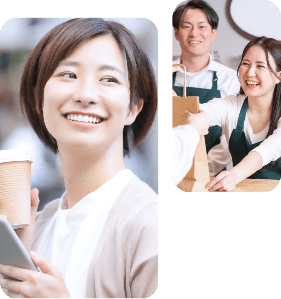 スマホとコーヒーを手に持ち笑顔を見せる女性と、飲食店でテイクアウト商品を手渡す店員たち